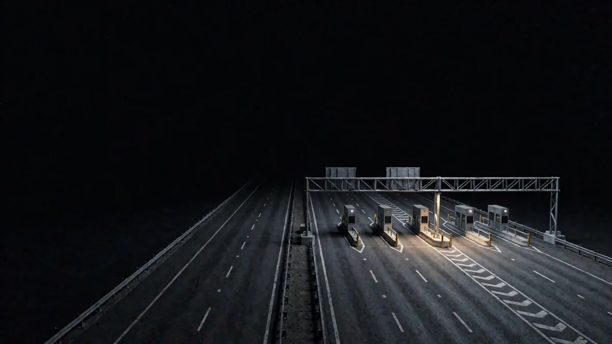 Autopista argentina vacía en hora azul con un pórtico de control sobre los carriles