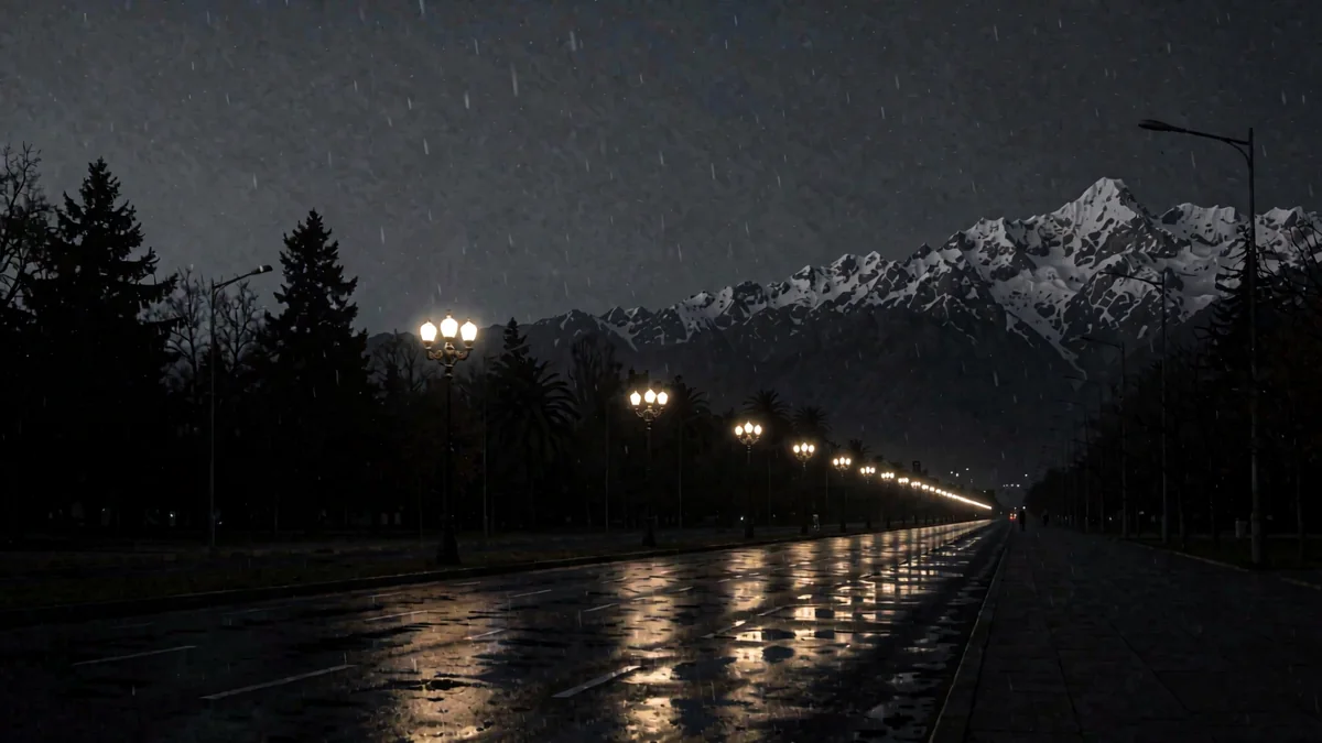 Avenida vacía de Santiago de Chile con la cordillera nevada al fondo en hora azul