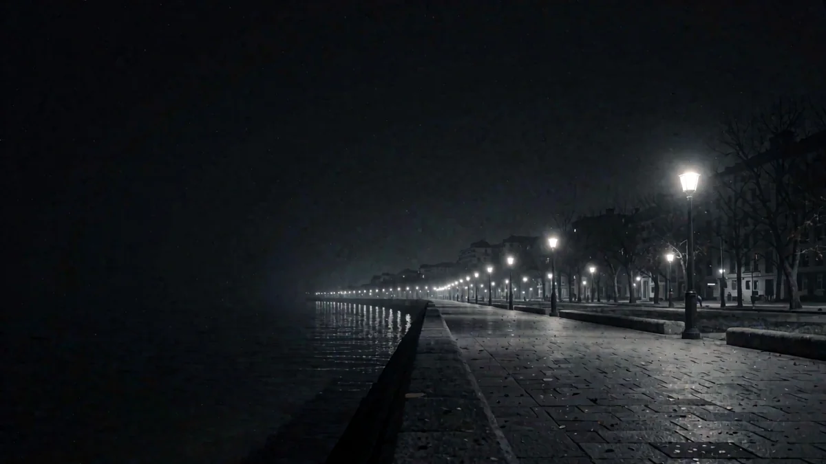 Rambla de Montevideo vacía en hora azul con los faroles encendidos