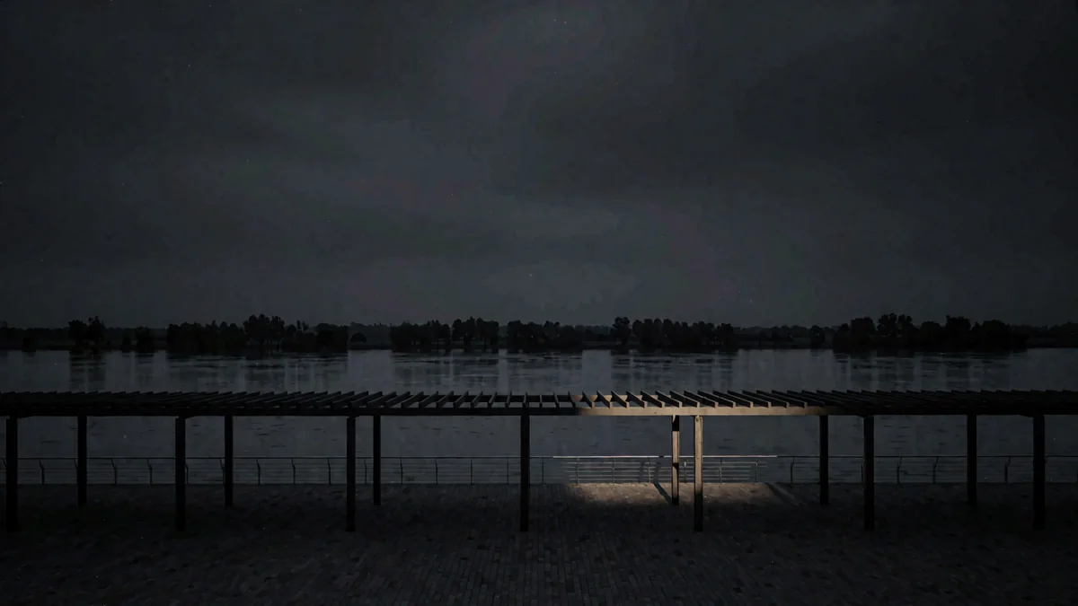 Una costanera con pérgola y el río ancho bajo un cielo plomizo
