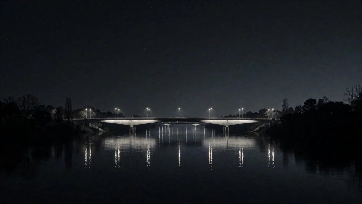 Puente sobre un río de aguas quietas con luces cálidas reflejadas