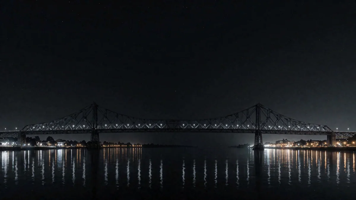 Puente atirantado sobre el río Paraná con luces de la costanera reflejadas en el agua