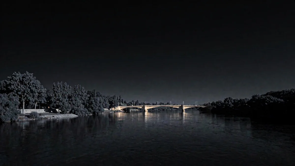 Una orilla de río ancho con un puente iluminado y árboles en hora azul
