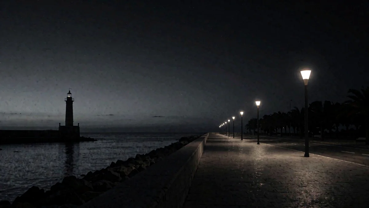 Una bahía con un faro y una avenida costera vacía en hora azul con faroles cálidos