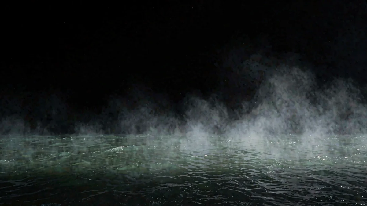 Un cañón con paredes de piedra sobre un río verde en hora azul con niebla baja
