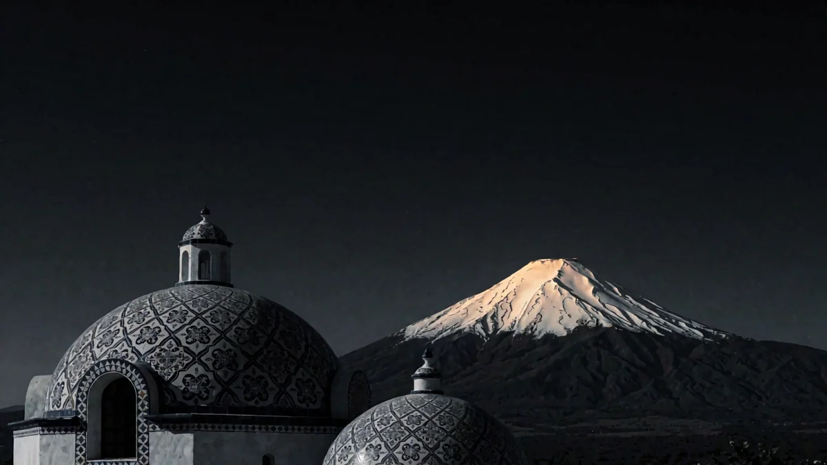 Cúpulas de azulejo de talavera con un volcán nevado al fondo